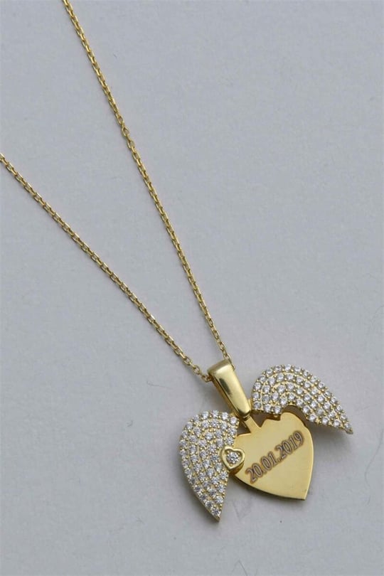 Openable heart necklace