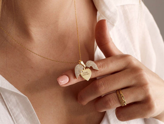 Openable heart necklace